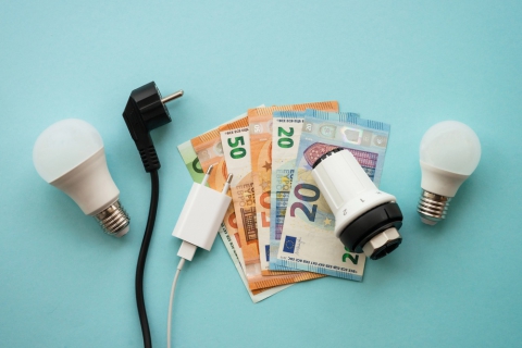 Bolletta della luce: risparmiare è possibile, ma servono abitudini positive